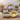AI gegenereerd beeld van een kopje Sweet Lemon and Lavender thee met lavendel bloesem op de achtergrond.