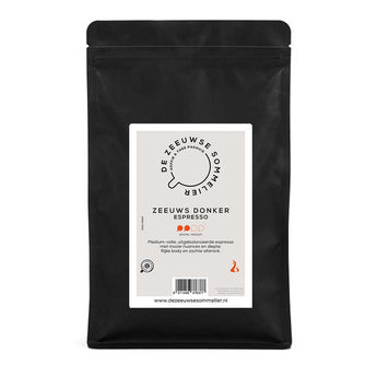 Zwarte kilozak koffiebonen van De Zeeuwse Sommelier. Opdruk: Zeeuws Donker Espresso. Zeeuws Donker is koffie met karakter, perfect bijna alle soorten espressomachines. De volle krachtige aroma's hebben veel nuances en diepte. De afdronk is vol en de smaak blijft langdurig hangen.