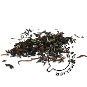 Theemelange van de top van de wereld. Hoog in de bergen, ten westen van Darjeeling, Sikkim en Assam, ligt Nepal. Daar wordt een mooie, hoogwaardige thee geproduceerd met een bloemige en tegelijk kruidige smaak.
