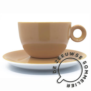 Champagne-kleurige (beige) kop-en-schotel van Costa Verde uit Portigal. 