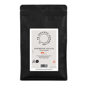 Zwarte kilozak koffiebonen met wit/grijs label. Opdruk: Espresso Sicilia, Duurzaam geteeld.