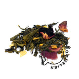 Met deze heerlijke thee waant u zich in sprookjesland. Zwarte thee vermengd met groene thee met zonnebloembloesem, jasmijnbloesem en een aroma van perzik.