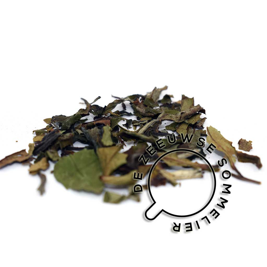 Deze pure witte thee uit Fujian (China) geeft een helder, licht aftreksel met een fris aroma en een zachte, fluwelen smaak. 