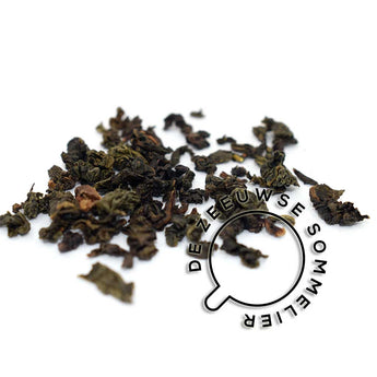 Klassieke oolong thee uit de Chinese provincie Zhejiang. Ook wel Iron Goddess Tea genoemd. Deze thee is licht geoxideerd en heeft een wat zoetige smaak en wordt niet bitter bij het afkoelen. Kan dus ook koud goed gedronken worden.