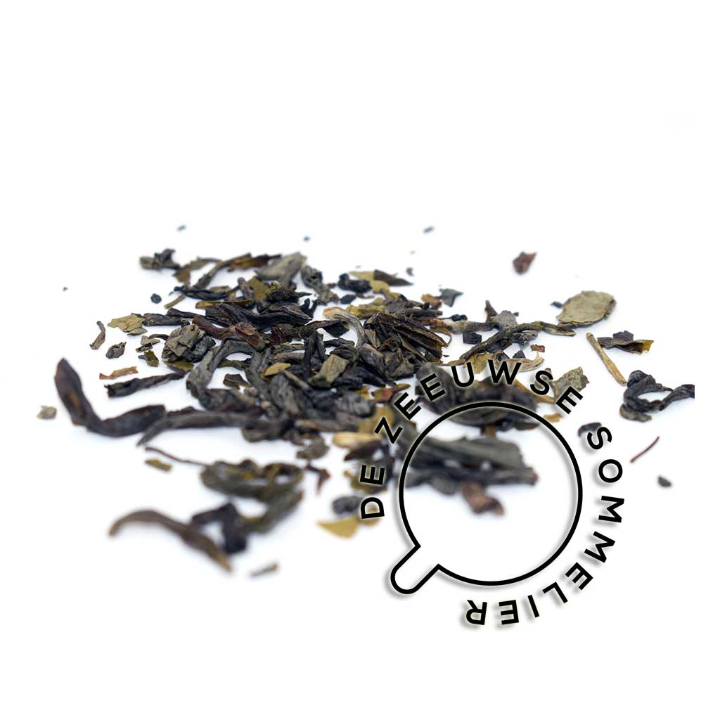 Een combinatie van verschillende soorten pure groene thee met o.a. Chinese thee uit Yunnan en een vleugje Keniase Pai Mu Tan. Een uitgekiende melange met een zachte smaak.