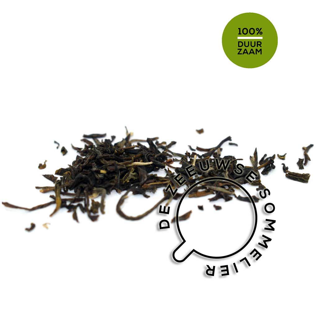Verfijnde Chinese Jasmijnthee, duurzaam geteeld. Deze thee heeft een uitgesproken zacht geurend, bloemig aroma. Het grote, gelijkmatig gevormde blad geeft een prachtig gekleurde thee.