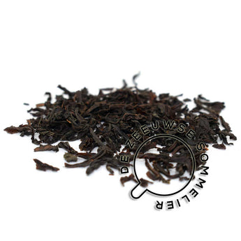 Deze melange komt van verschillende plantages in Sri Lanka en is van prima kwaliteit. Het met de hand geplukte blad wordt op traditionele manier verwerkt en geeft in de kop een heldere bruinrode kleur en fijn aroma. De Zeeuwse Sommelier.