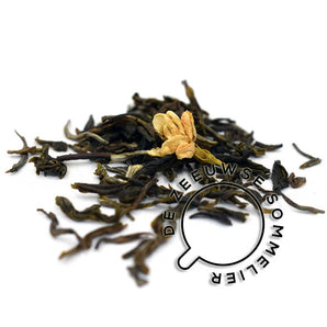 Een traditionele groene thee, gearomatiseerd met jasmijn. De groene thee is krachtig van smaak en heeft een uitgesproken bloemig karakter.