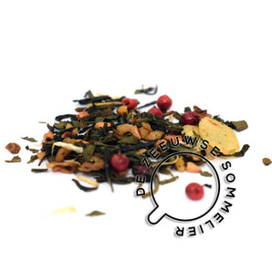 Een verfijnde zoete en kruidige groene thee met een zachte nootachtige smaak. De combinatie van amandel, hazelnoot en hibiscus zorgt voor een zachte zoetige vleug.
